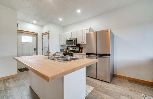 Erie Apartment | 4 Mi to Lake Golf-View Erie Condo with Porch