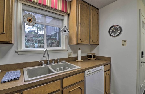 Fairfield Bay Condo | 4 Mi to Lake: Unit w/Pool Access in Fairfield Bay