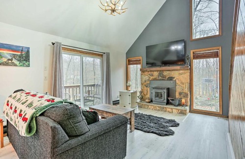 Bushkill House | 4 Mi to Tubing Cozy Bushkill Cabin with Deck!