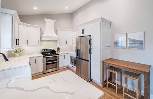 Lynchburg House | 4 min to LU! Hot Tub, Family-Friendly + Mtn Views