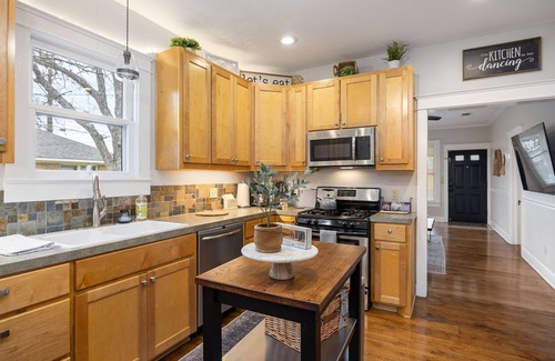 Georgetown House | 4 min walk to Town Square! 3bd 2bath cozy Historical home