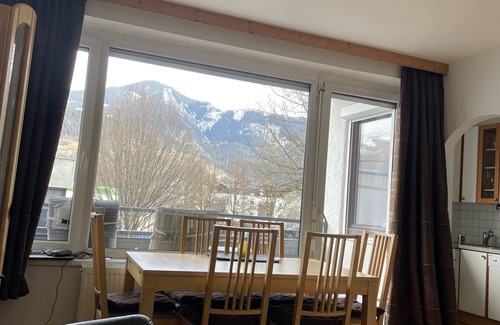 Zell am See Apartment | 4 Mins from the City Express Lift . Private parking. sleeps 6