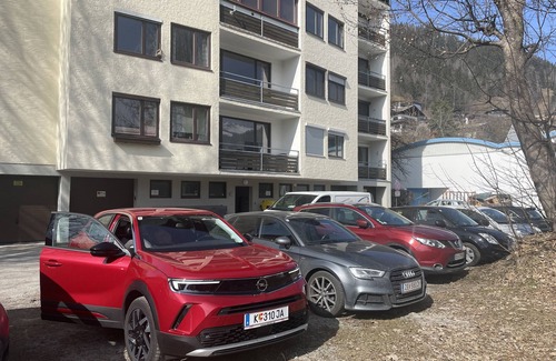 Zell am See Apartment | 4 Mins from the City Express Lift . Private parking. sleeps 6