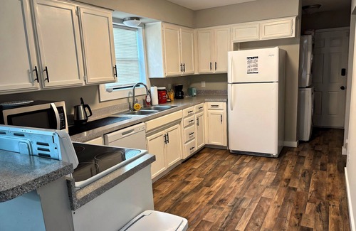 Central Arlington Apartment | 4 Mins to ATT Stadium! Cozy 2-bedroom Duplex Unit in charming Arlington