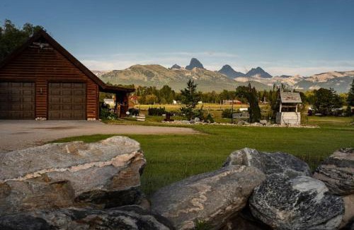 Tetonia House | 4 Peaks Teton Views Log Cabin - Close to Stellar