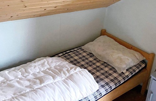 Solund House | 4 person holiday home in HARDBAKKE