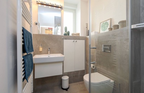 West Berlin Centre Apartment | 4 person old building apartment near Kurfürstendamm