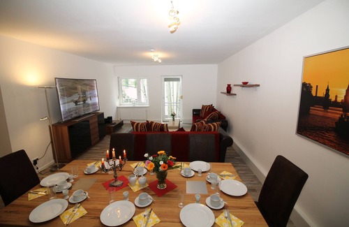 Tempelhof-Schoeneberg Apartment | 4 rooms, up to 13 persons, luxurious furnishings, "Freesia"
