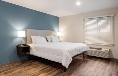Austin Hotel | 4 Self-Contained Units, Group-Friendly – Queen Bed in Each, Great Location