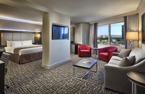 Gateway District House | 4 Spacious Suites, 2 Pools, Casino, Onsite Parking, Near The Neon Museum!