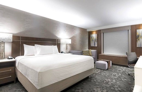 Edgewater Hotel | 4-Star Hotel ∙ Courtyard by Marriott Edgewater NYC Area