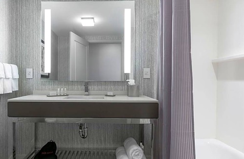 Edgewater Hotel | 4-Star Hotel ∙ Courtyard by Marriott Edgewater NYC Area