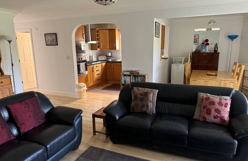 Watton Apartment | 4 Star Luxury Ground Floor apartment, quiet with 2 car covered parking