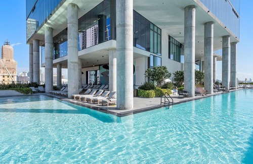 Downtown Miami Apartment | 4 Studios For 16 - Private Space & Close Together