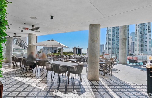 Downtown Miami Apartment | 4 Studios For 16 - Private Space & Close Together