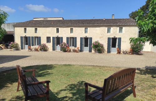 Puisseguin Cottage | 4 The Courtyard 4 Star Vineyard Gite