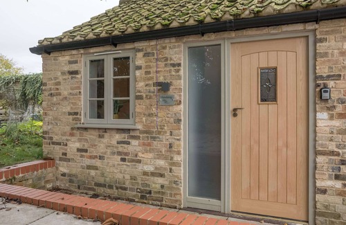 Cambridge Ski Chalet | 4 x Newly refurbished private access rooms with ensuites - restaurant on-site!
