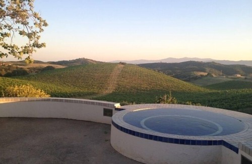 Soledad House | 40 Acres 5,000 Square Ft, $975/nt Sleeps 10-14 Pool, Vineyard, Views !