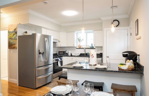 Dorchester Apartment | 40-Newly renovated, stylish and beautiful apt/4br close to Highway