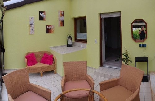 Euren Apartment | 40 qm Wohnung mit Wintergarten/Gewölbekeller und Garten