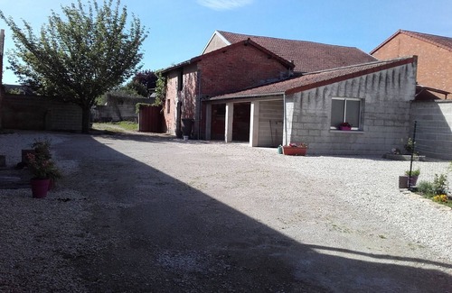 Loisy-sur-Marne Apartment | 40 sqm apartment has an entrance hall, a large living room