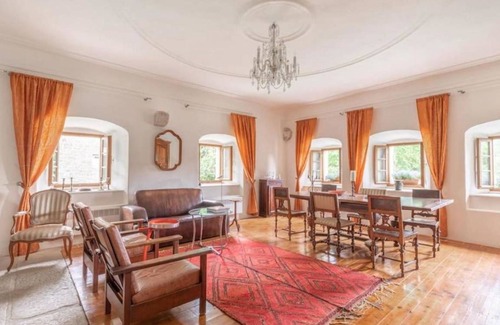 Clunek House | 400 m² House ∙ 1 bedroom ∙ 8 guests