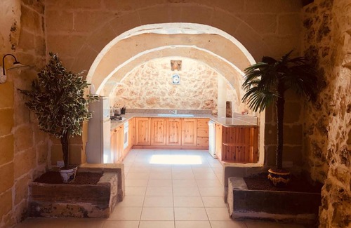 Ggantija House | 400 year old converted farmhouse with private pool