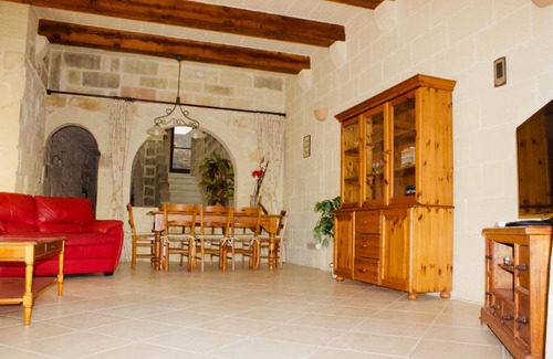 Ggantija House | 400 year old converted farmhouse with private pool