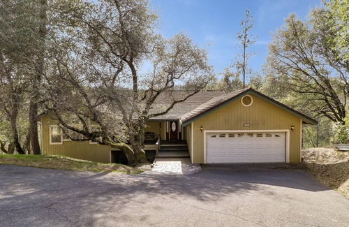 Groveland House | 4000 sq ft Lakeside Escape Near Yosemite With Private Dock and Lake Access
