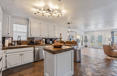Warr Acres House | 4000 sqft Lakefront View | Hot tub + Patio #NH