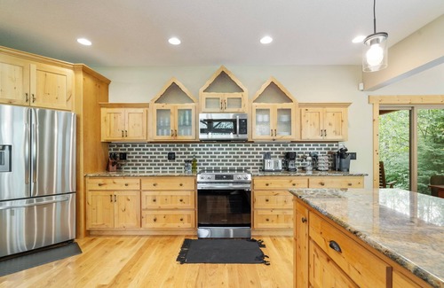 Mount Hood Village House | 4000sqft, 1-acre Custom Cabin Retreat w Game Room, Hot Tub & Sauna @Mt Hood