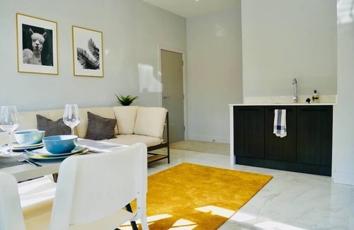 Canford Cliffs Apartment | ⭐ 400m to the BEACH, Parking, WIFI & Netflix