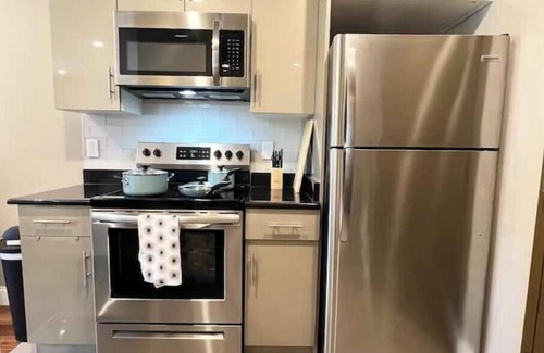 Logan Square Apartment | 403 Luxury and Comfy King bed in Central city of phillynn