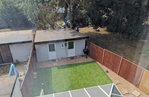 Ashford House | 40m2 Bedroom + Ensuite 15-min From LHR + 10 min From Thorpe Park