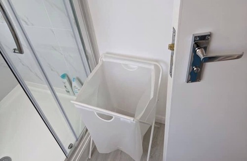 Ashford House | 40m2 Bedroom + Ensuite 15-min From LHR + 10 min From Thorpe Park