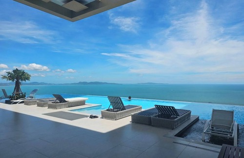 South Pattaya Condo | 40th Floor Luxury Sea View Room/Beach Front Luxury Property With 4 Pools & Bar