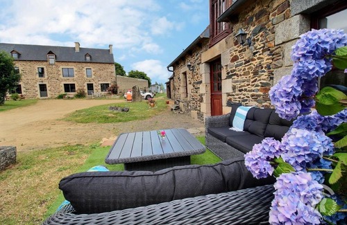 Plourhan House | 416 m² Gîte ∙ 10 bedrooms ∙ 25 guests