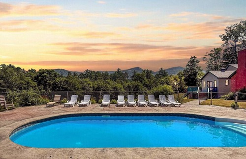 North Conway House | 42-1 Locust Lane | Sleeps 21, Pool, Hot Tub, Views