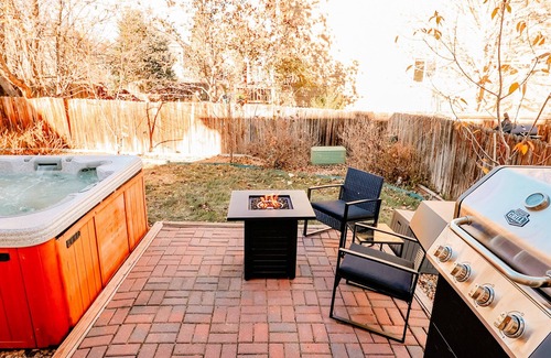 Thornton House | 420Friendly HotTub Theater Pooltable Jacuzzi Tub