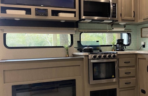 Willis House | 43ft Chic & Cozy RV in country w/pool+spa in Lake Conroe/Willis