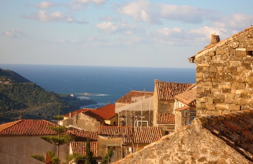 Castellabate Historic Centre House | 44 Steps Holiday Home - terrace with sea view, equipped kitchen, desk with wifi