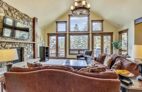 The Highlands House | 442 m² House ∙ 4 bedrooms ∙ 12 guests