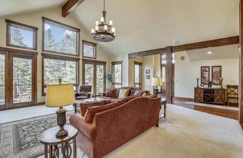 The Highlands House | 442 m² House ∙ 4 bedrooms ∙ 12 guests