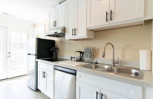 Tukwila House | 4429 upper B · Gorgeous 3BR suite near airport & Seattle-Unit B