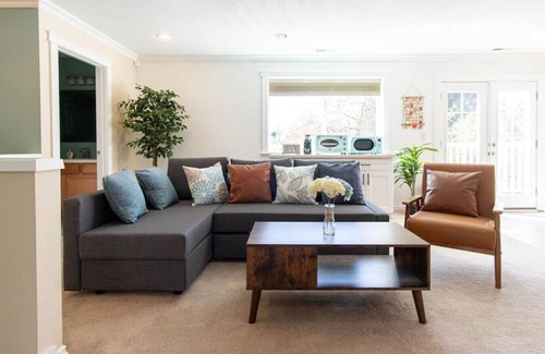 Tukwila House | 4429 upper B · Gorgeous 3BR suite near airport & Seattle-Unit B