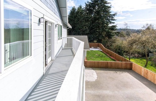 Tukwila House | 4429 upper B · Gorgeous 3BR suite near airport & Seattle-Unit B