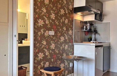 Jean-Medecin Apartment | 45. A cosy studio on the top floor, centrally located by Avenue Jean Médecin