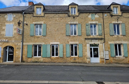 Salignac-Eyvignes Apartment | 45 m2 apartment on 1st floor of a 2-storey building in the heart of Salignac