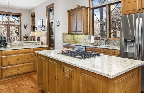 Edwards House | 45 River Dance Way, Arrowhead - Access to Off-Site Pool, Hot Tub