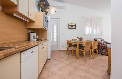 Vir Apartment | 450 m from beach | apartment for 2-4 persons | in a quiet area